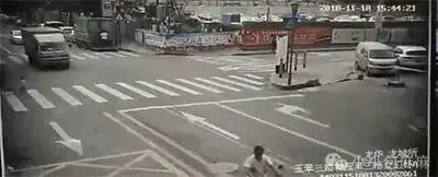 帶領孩子過馬路,千萬別牽孩子的手!