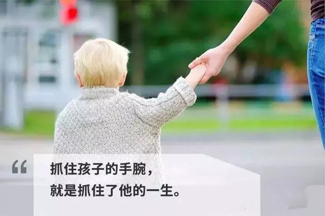 帶領孩子過馬路,千萬別牽孩子的手!