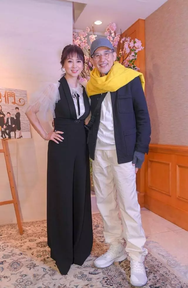 林青霞舊愛和翁虹同框!73歲和51歲,保養得當男帥氣女漂亮