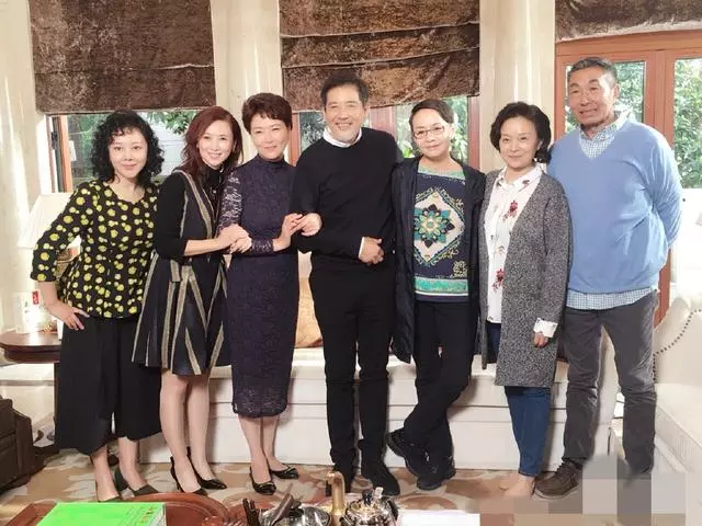 林青霞舊愛和翁虹同框!73歲和51歲,保養得當男帥氣女漂亮