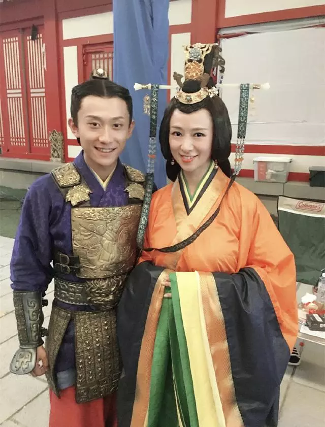 林青霞舊愛和翁虹同框!73歲和51歲,保養得當男帥氣女漂亮