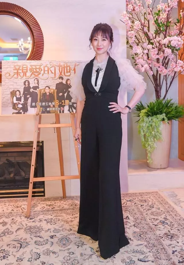 林青霞舊愛和翁虹同框!73歲和51歲,保養得當男帥氣女漂亮