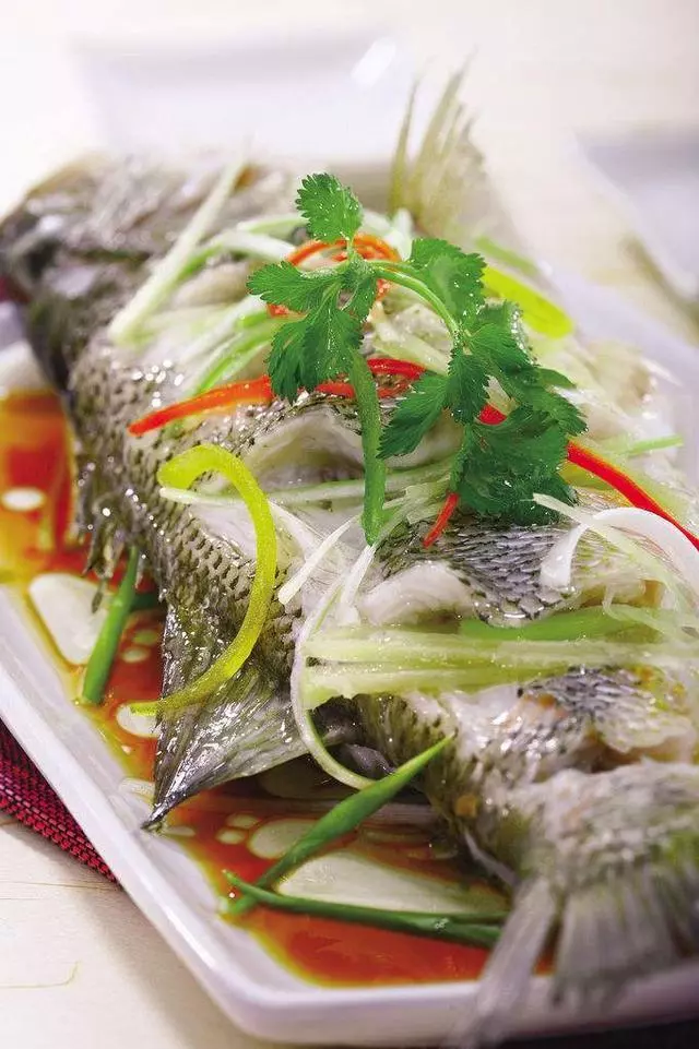 做清蒸鱸魚時,記住這兩點,魚肉鮮嫩爽口沒腥味