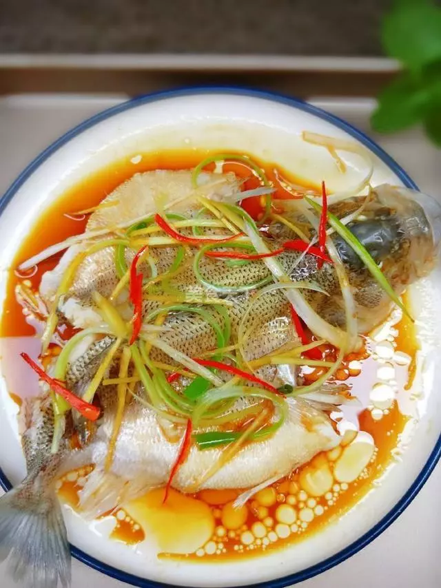 做清蒸鱸魚時,記住這兩點,魚肉鮮嫩爽口沒腥味