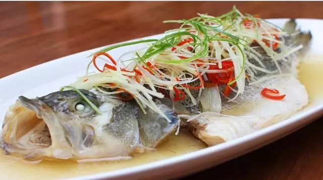 做清蒸鱸魚時,記住這兩點,魚肉鮮嫩爽口沒腥味