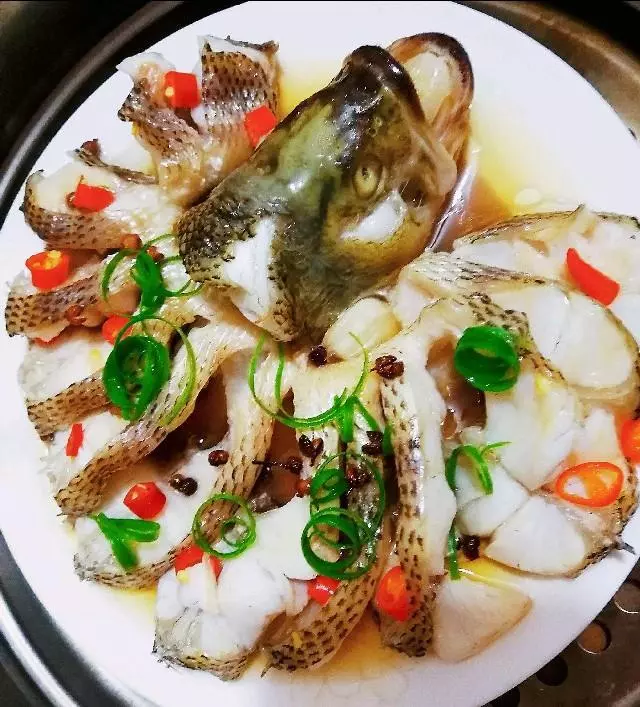 做清蒸鱸魚時,記住這兩點,魚肉鮮嫩爽口沒腥味