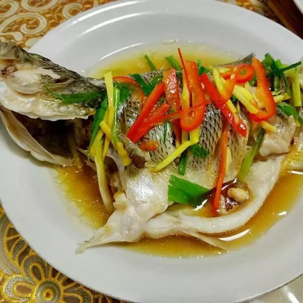 做清蒸鱸魚時,記住這兩點,魚肉鮮嫩爽口沒腥味