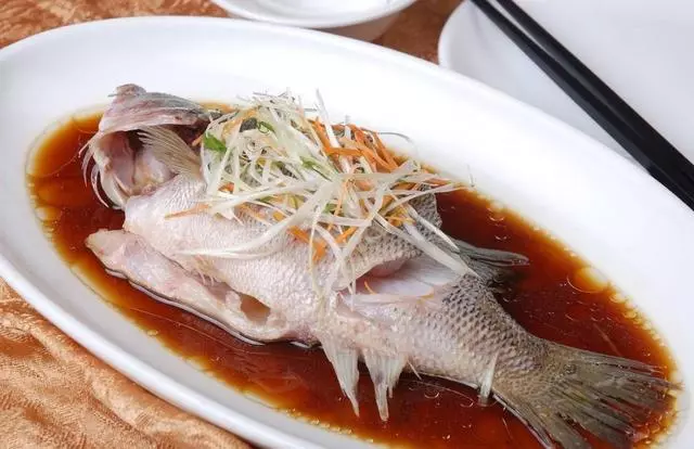 清蒸魚是冷水上鍋還是開水上鍋蒸?還是有很多人做錯,白瞎條好魚