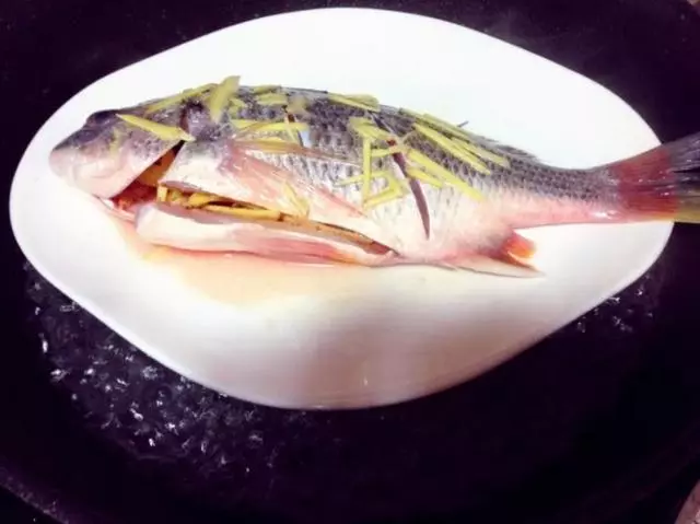 清蒸魚是冷水上鍋還是開水上鍋蒸?還是有很多人做錯,白瞎條好魚