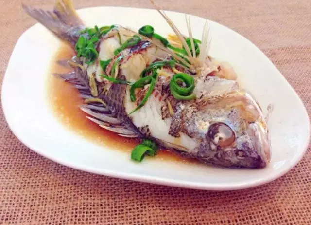 清蒸魚是冷水上鍋還是開水上鍋蒸?還是有很多人做錯,白瞎條好魚