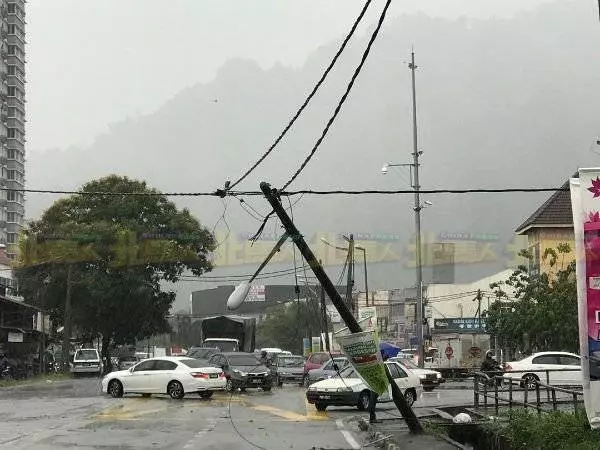 暴風雨襲甘榜峇魯 多處樹倒幸無人傷
