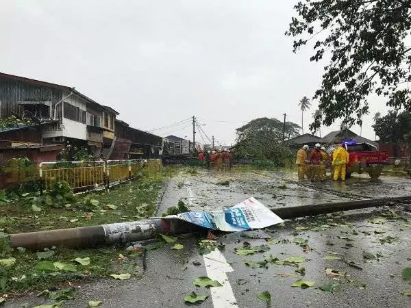 暴風雨襲甘榜峇魯 多處樹倒幸無人傷