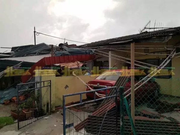 暴風雨襲甘榜峇魯 多處樹倒幸無人傷