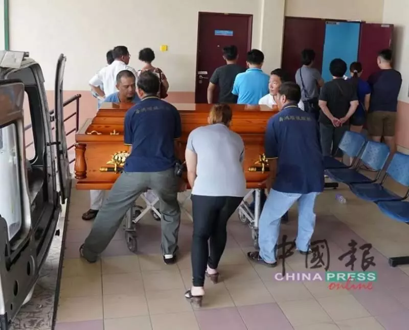 父母親戚家弔唁 華裔男學生窗口上吊自殺 !