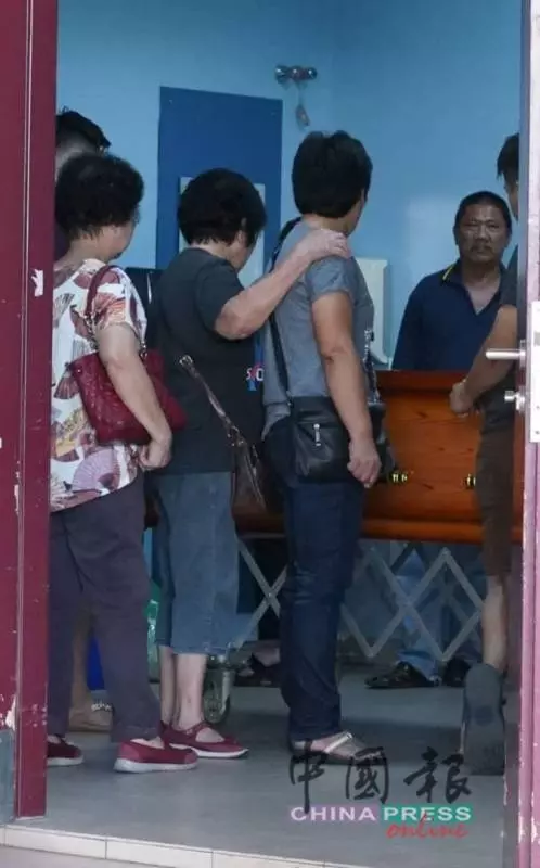 父母親戚家弔唁 華裔男學生窗口上吊自殺 !