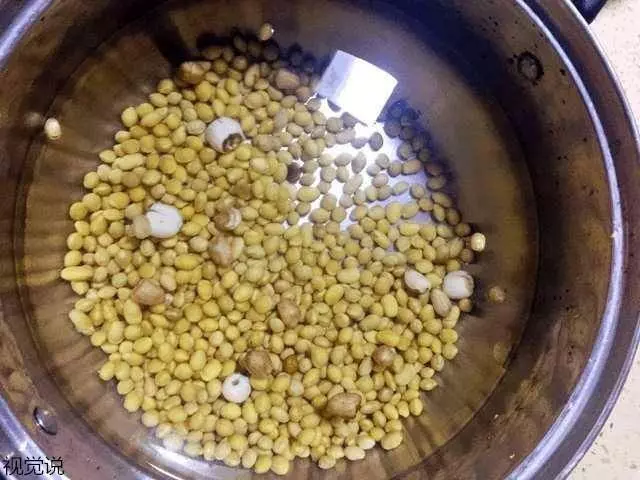在家豆漿機打的豆漿總是不香?教你一招,比早餐店賣的還好喝呢!