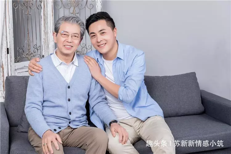 家人離婚後住我家,我生孩子她給我個大紅包,打開我沉默啦
