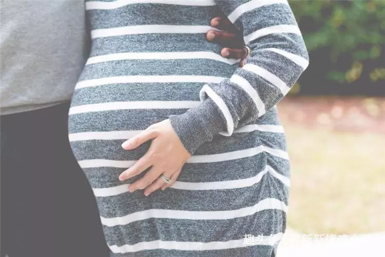 家人離婚後住我家,我生孩子她給我個大紅包,打開我沉默啦
