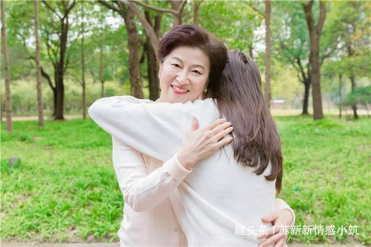 家人離婚後住我家,我生孩子她給我個大紅包,打開我沉默啦