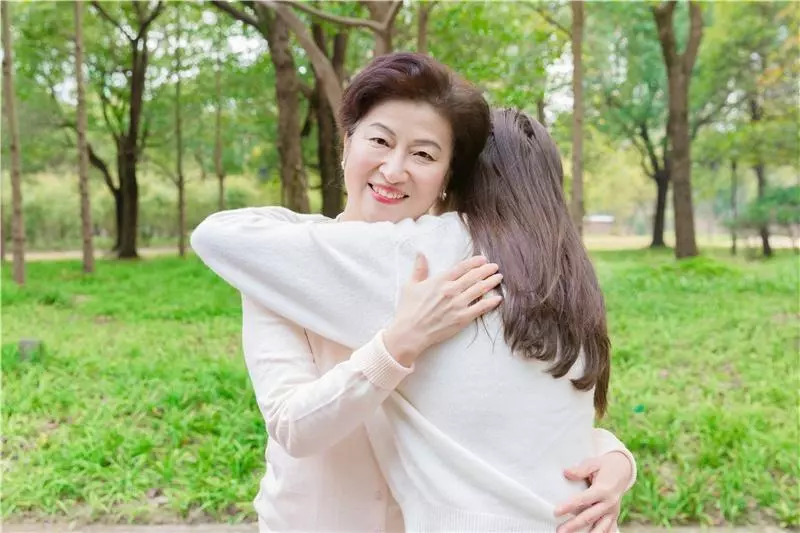 小姑子離婚後住我家,我生兒子她給我個大紅包,打開我後悔不已