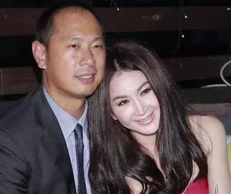 50歲溫碧霞近照,曾大戰劉德華任達華,為保持身材至今不生孩子