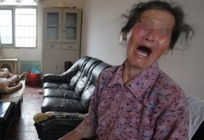 女兒遠嫁三年未歸,寄回一罐蜂蜜母親捨不得吃,半年後打開報了警