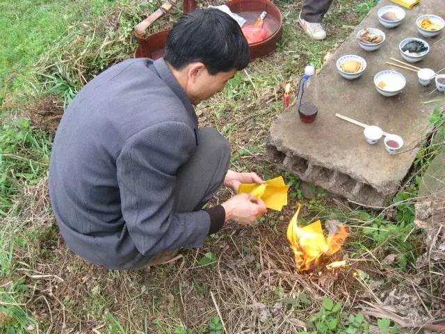 清明開一排豪車回家祭祖,順便看望養母,推開家門愣了