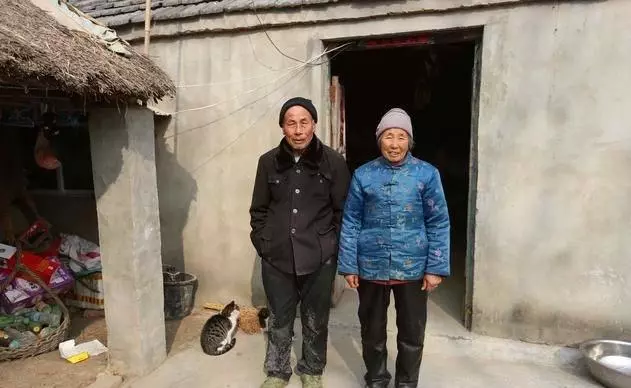不孝兒媳打罵年邁母親,打工兒子正巧撞見,兒做法讓母親淚流滿面