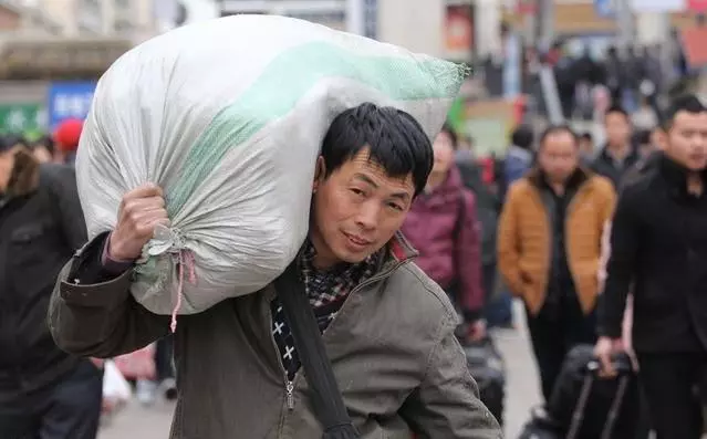 不孝兒媳打罵年邁母親,打工兒子正巧撞見,兒做法讓母親淚流滿面