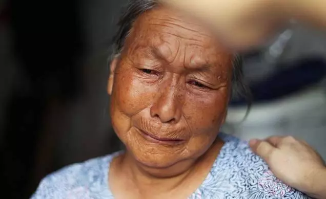 不孝兒媳打罵年邁母親,打工兒子正巧撞見,兒做法讓母親淚流滿面