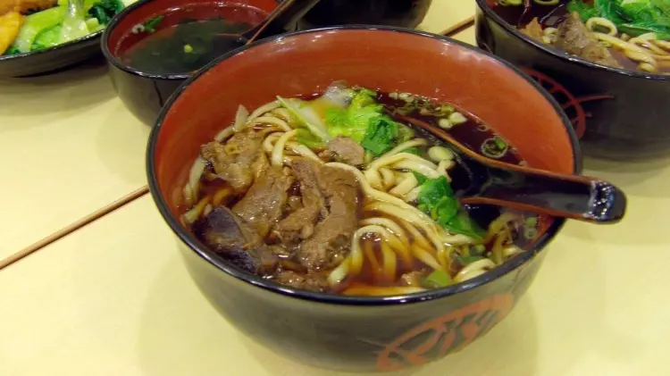 三商巧福是台灣平價牛肉麵最後希望嗎?她隔10年回味「CP值變高了」:XX是本體!