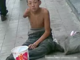 獨臂乞丐到庭院行乞,女主人竟叫他「單手搬磚」......10年後乞丐送她一份「厚禮」......