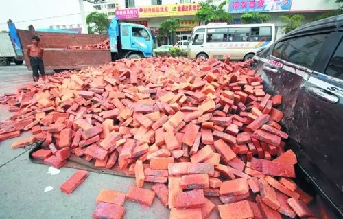 獨臂乞丐到庭院行乞,女主人竟叫他「單手搬磚」......10年後乞丐送她一份「厚禮」......