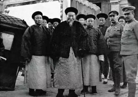 哥太窮娶不起妻,妹太醜嫁不出去,二人成親後,生一兒子家喻戶曉