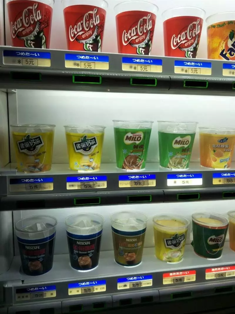 紙杯→碎冰→可樂,「紙杯汽水販賣機」:邊走邊咬碎冰超懷念