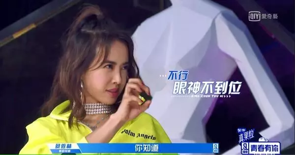 蔡依林「霸氣抓領口」緊貼小鮮肉!下一秒差點嘴對嘴 網激動:姐不可以!
