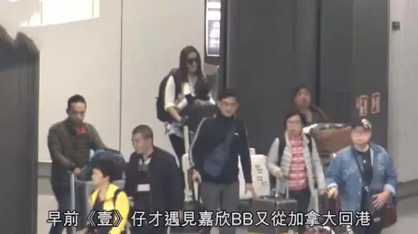 獨自帶半歲兒子去工作,鍾嘉欣老公少有陪伴,惹來婚姻不幸福猜測
