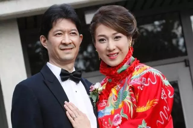獨自帶半歲兒子去工作,鍾嘉欣老公少有陪伴,惹來婚姻不幸福猜測