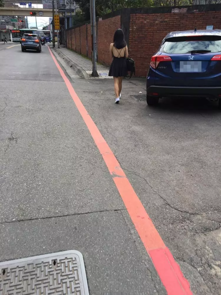 輔大巧遇超殺女大生!細線遮不住… 騎士後方猛盯:一早就上火!