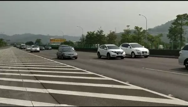 時速超過180!他檢舉軍用車「國道高速鑽車」有夠危險 警察一看「這個我們沒辦法」檢舉人卻慘了