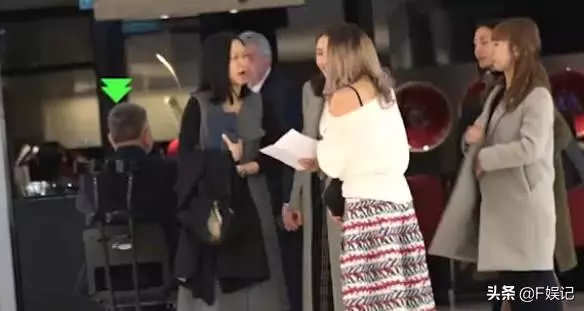 【成功女人背後的男人~】黎姿和幾位女士在商場內聊公事,二十四孝老公馬廷強靜靜陪在身邊~