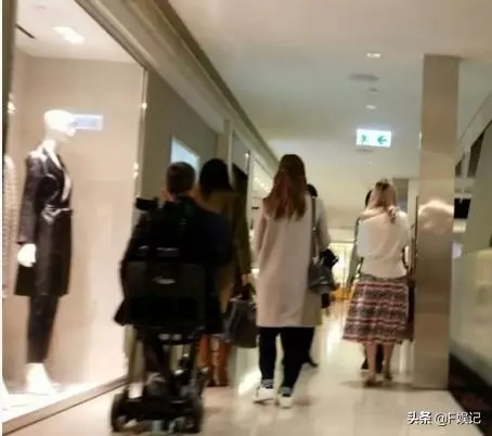 【成功女人背後的男人~】黎姿和幾位女士在商場內聊公事,二十四孝老公馬廷強靜靜陪在身邊~