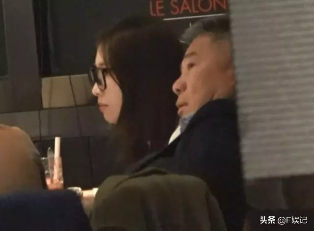 【成功女人背後的男人~】黎姿和幾位女士在商場內聊公事,二十四孝老公馬廷強靜靜陪在身邊~