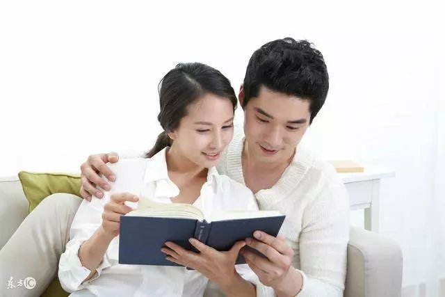 看到前妻大著肚子和一個男人逛超市,我回家掀了爸媽在吃飯的桌子