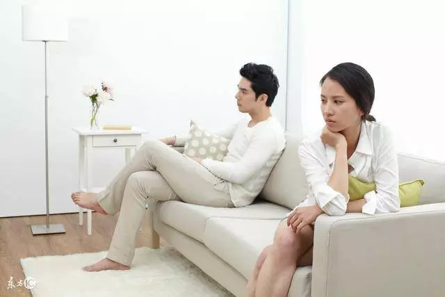 看到前妻大著肚子和一個男人逛超市,我回家掀了爸媽在吃飯的桌子