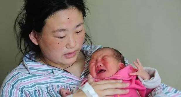 小姑子回娘家坐月子我悉心照料,無意中聽到她們對話,我扭頭就走