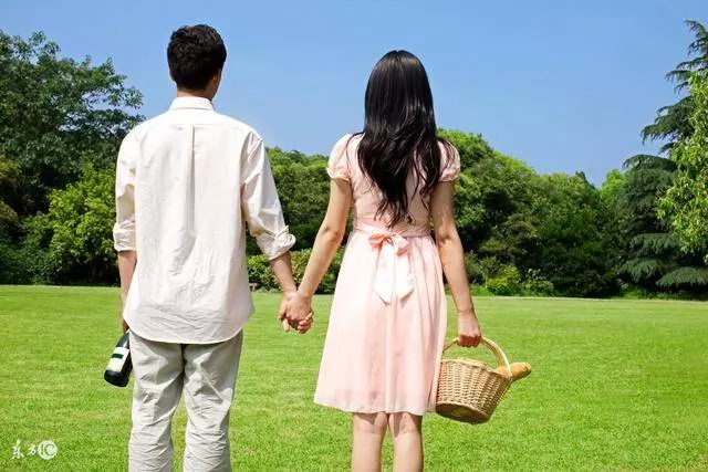 終於拿到離婚證,我心情大好,老婆卻一句話把我打入十八層地獄