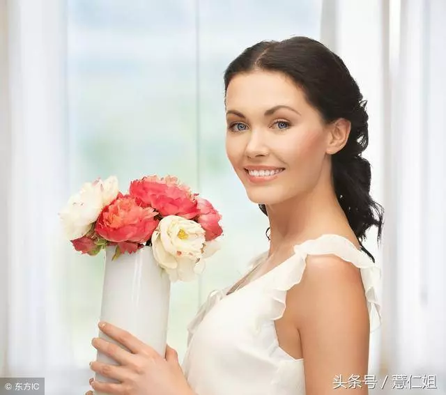「女兒懷孕我和丈夫去看望,看見忙碌的親家,我打了丈夫一巴掌」