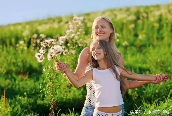 「女兒懷孕我和丈夫去看望,看見忙碌的親家,我打了丈夫一巴掌」