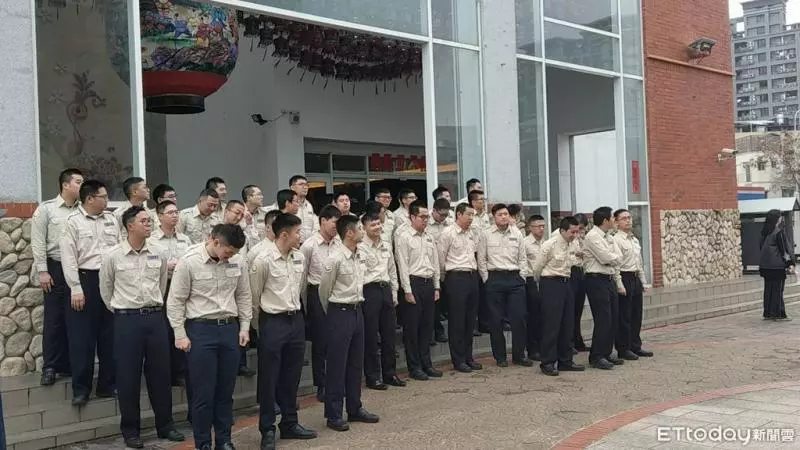 惹到「地下署長」!替代役男慘遭霸凌推下樓 他驗傷報案:腦震盪了 原文網址: 影/惹到「地下署長」!替代役男慘遭霸凌推下